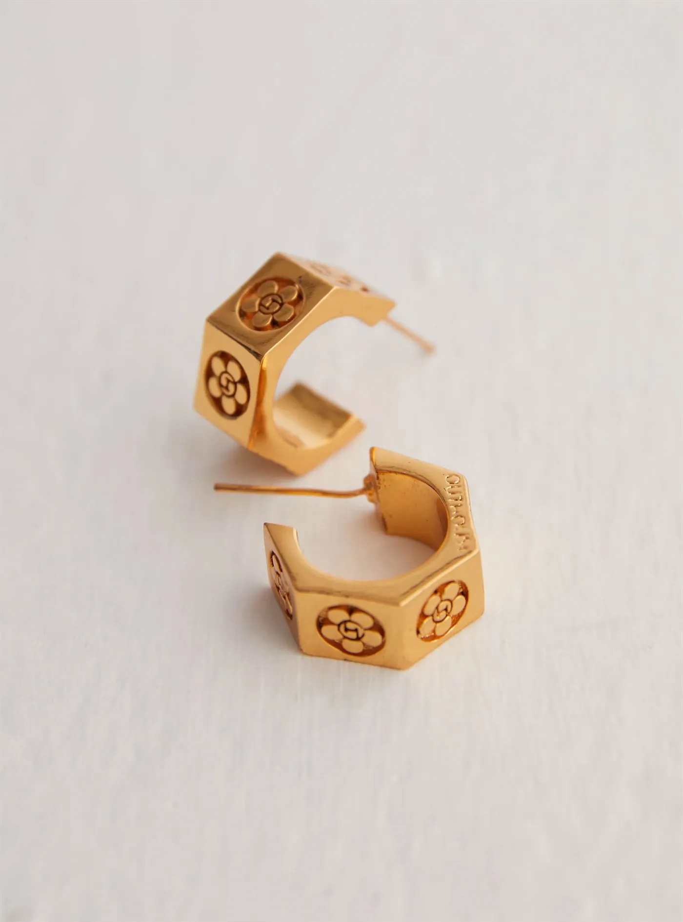 Outhouse   I   Oh Poppi Amsterdam Avenue Bolt Mini Hoops Brass, Gold Accessories OHAW21EA071