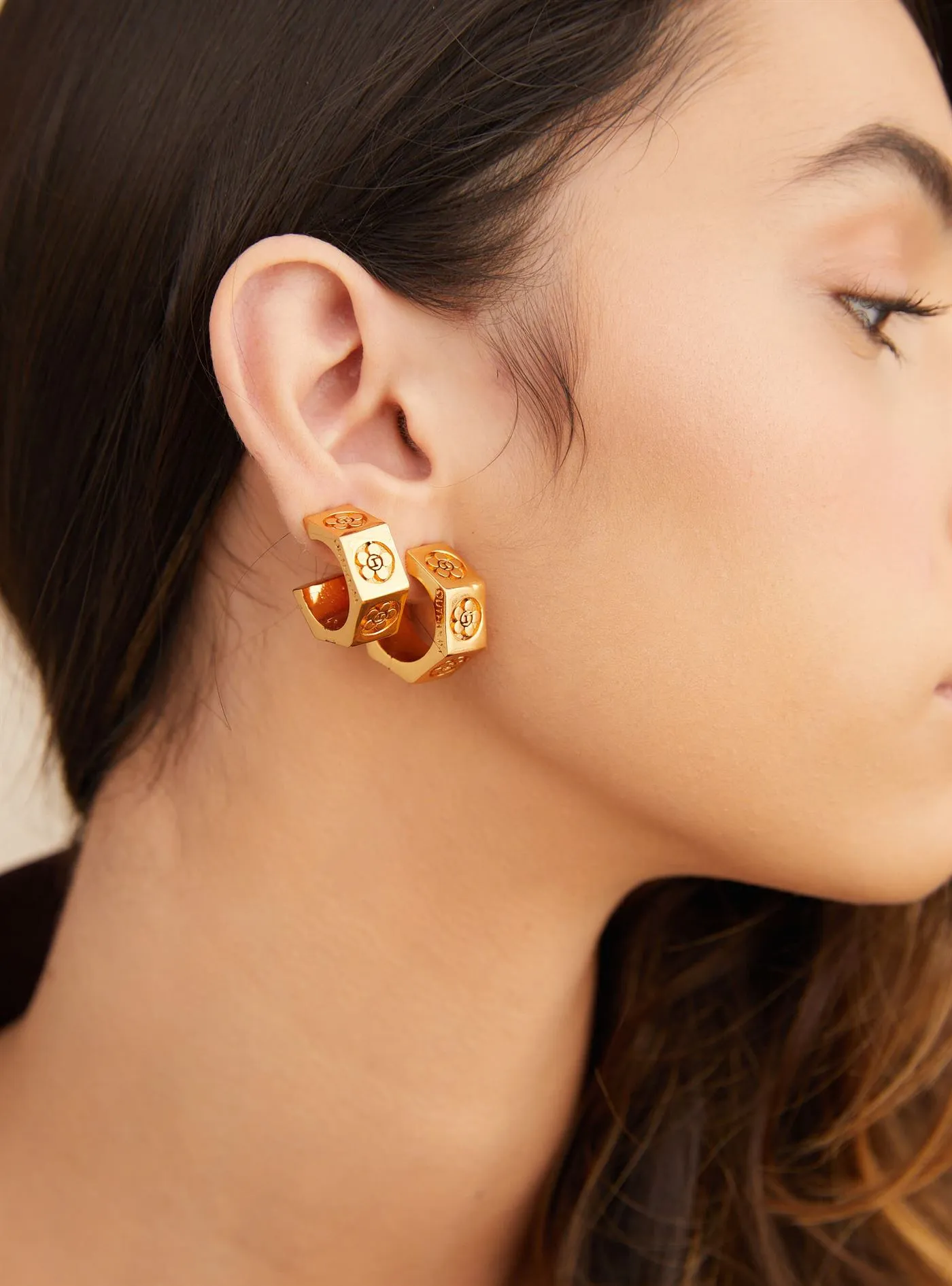 Outhouse   I   Oh Poppi Amsterdam Avenue Bolt Mini Hoops Brass, Gold Accessories OHAW21EA071