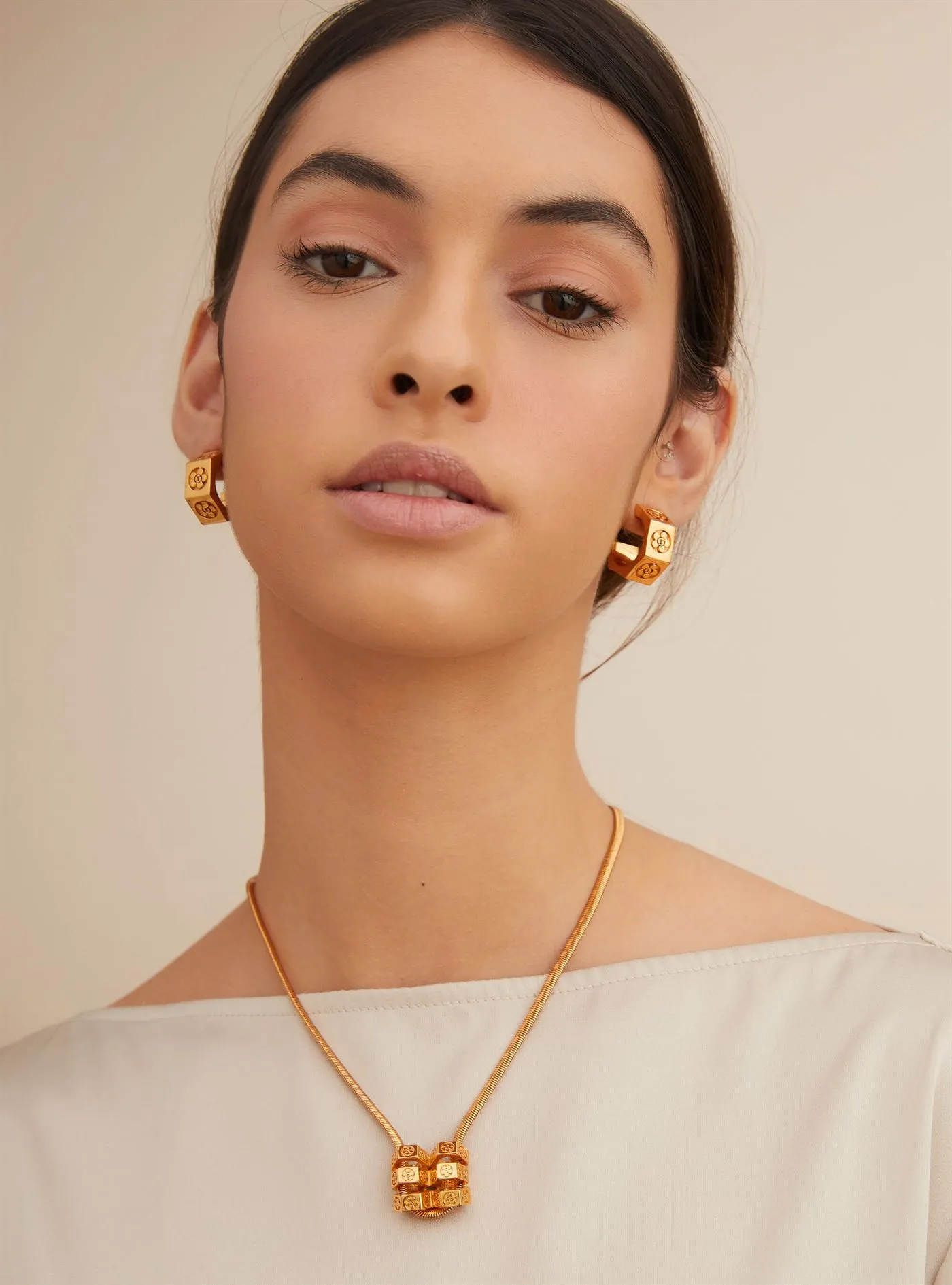 Outhouse   I   Oh Poppi Amsterdam Avenue Bolt Mini Hoops Brass, Gold Accessories OHAW21EA071