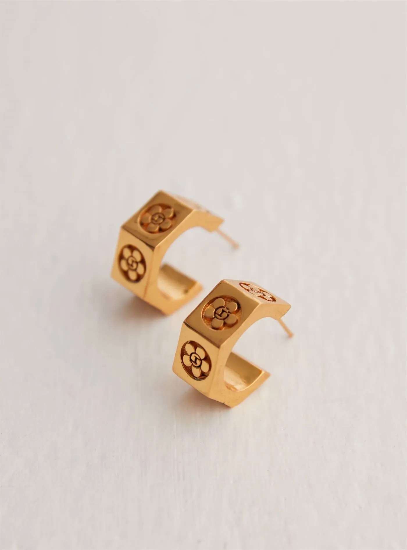 Outhouse   I   Oh Poppi Amsterdam Avenue Bolt Mini Hoops Brass, Gold Accessories OHAW21EA071