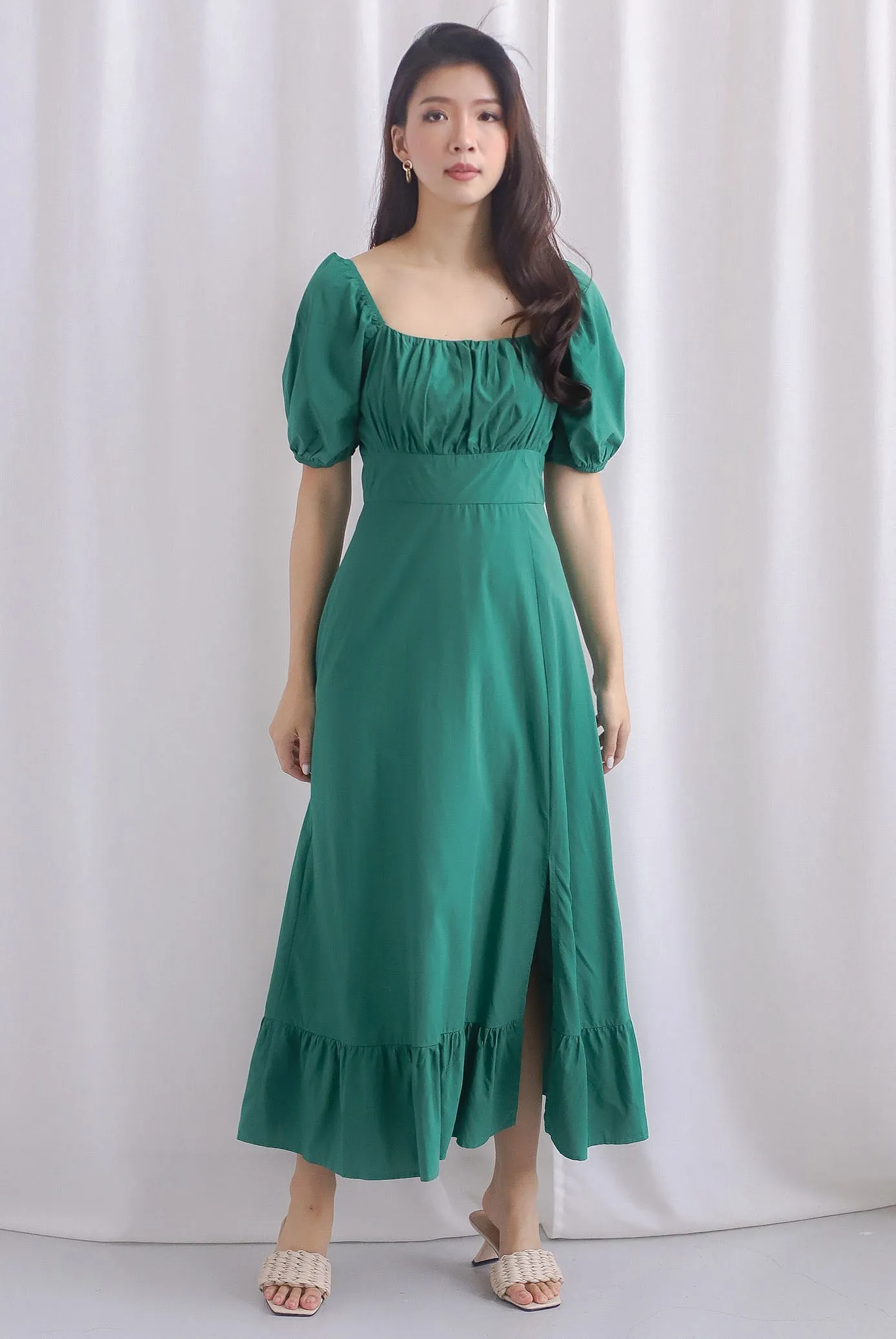 Vandelia Puffy Sleeve Ruched Maxi Dress In Kelly Green