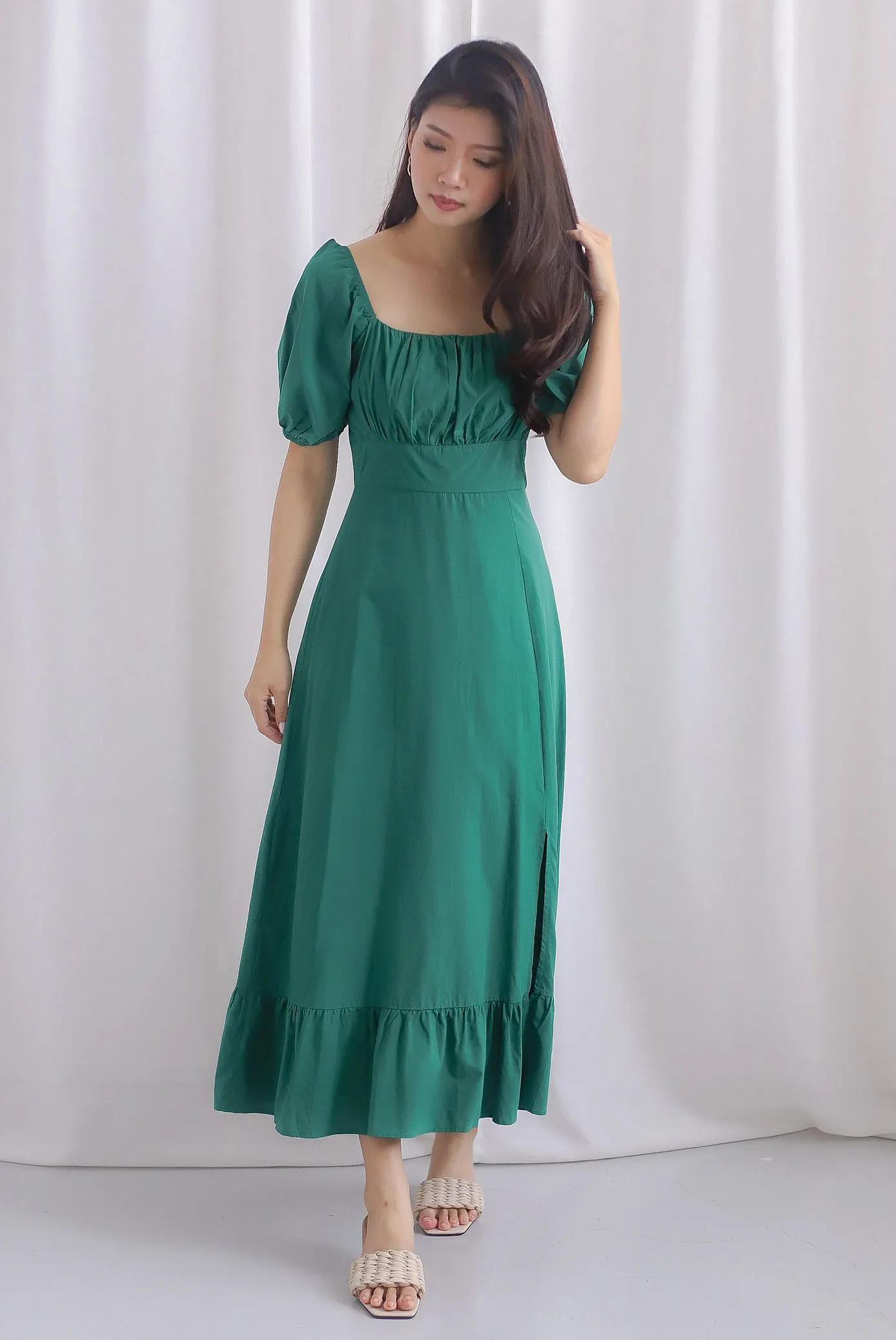 Vandelia Puffy Sleeve Ruched Maxi Dress In Kelly Green